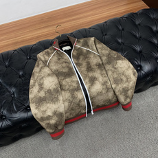 古奇 25ss最新品 立领棉衣夹克外套,设计帅气有型!百搭必备单品,时尚潮牌, 轻松营造酷帅氛围感 ,高级感满满,在低调 古奇 25ss最新品 立领棉衣夹克外套,设计帅气有型!百搭必备单品,时尚潮牌, 轻松营造酷帅氛围感 ,高级感满满,在低调