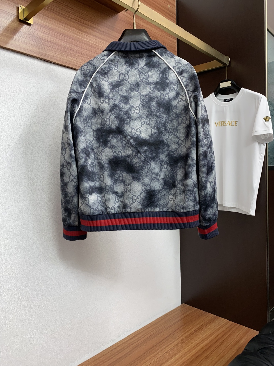 古奇 25ss最新品 立领棉衣夹克外套,设计帅气有型!百搭必备单品,时尚潮牌, 轻松营造酷帅氛围感 ,高级感满满,在低调 古奇 25ss最新品 立领棉衣夹克外套,设计帅气有型!百搭必备单品,时尚潮牌, 轻松营造酷帅氛围感 ,高级感满满,在低调
