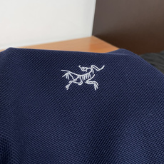 始祖鸟 2026春夏新品商务Polo,极简的衣身造型!丝光面料整体的触感极为舒适,弹力十足亲肤效果高级,经典时尚翻领 P 始祖鸟 2026春夏新品商务Polo,极简的衣身造型!丝光面料整体的触感极为舒适,弹力十足亲肤效果高级,经典时尚翻领 P