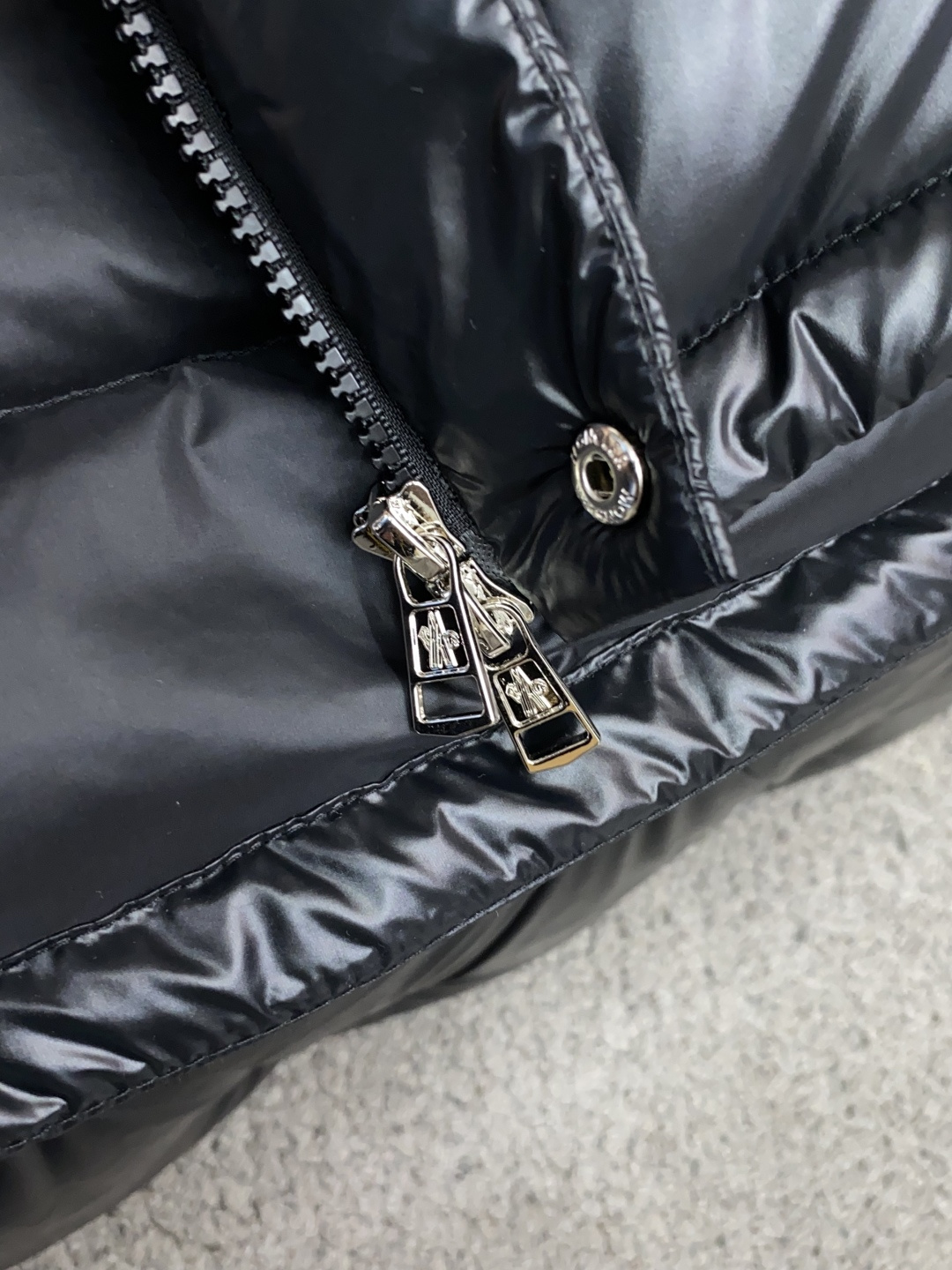 蒙口 25ss最新品 小立领羽绒服外套，设计帅气有型！百搭必备单品，时尚潮牌， 轻松营造酷帅氛围感 ，高级感满满，在低调