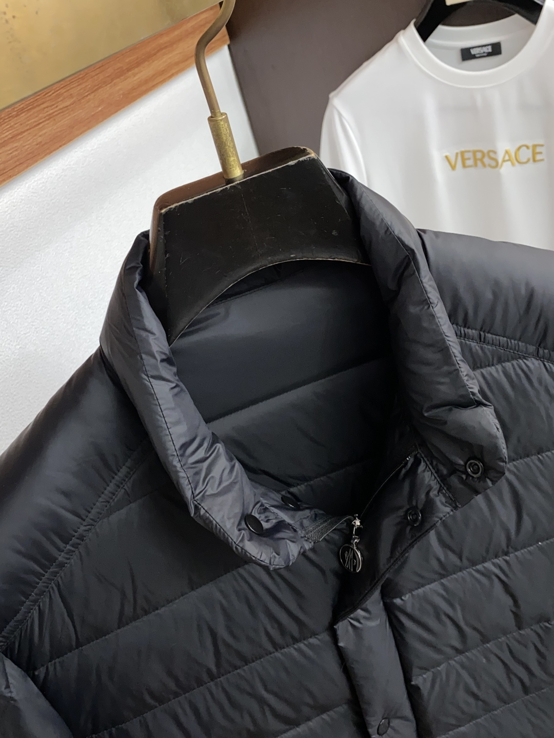 蒙口 25ss最新品 小立领羽绒服外套，设计帅气有型！百搭必备单品，时尚潮牌， 轻松营造酷帅氛围感 ，高级感满满，在低调