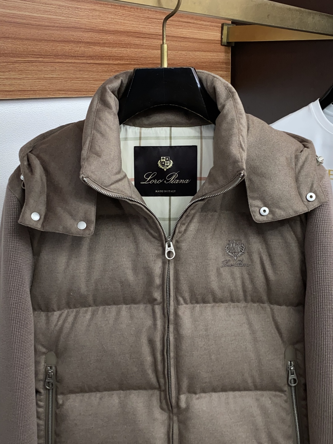 Loro Piana 诺悠翩雅 26ss最新品 针织拼接商务鹅绒羽绒服外套,设计帅气有型!百搭必备单品,时尚潮牌, 轻松 Loro Piana 诺悠翩雅 26ss最新品 针织拼接商务鹅绒羽绒服外套,设计帅气有型!百搭必备单品,时尚潮牌, 轻松