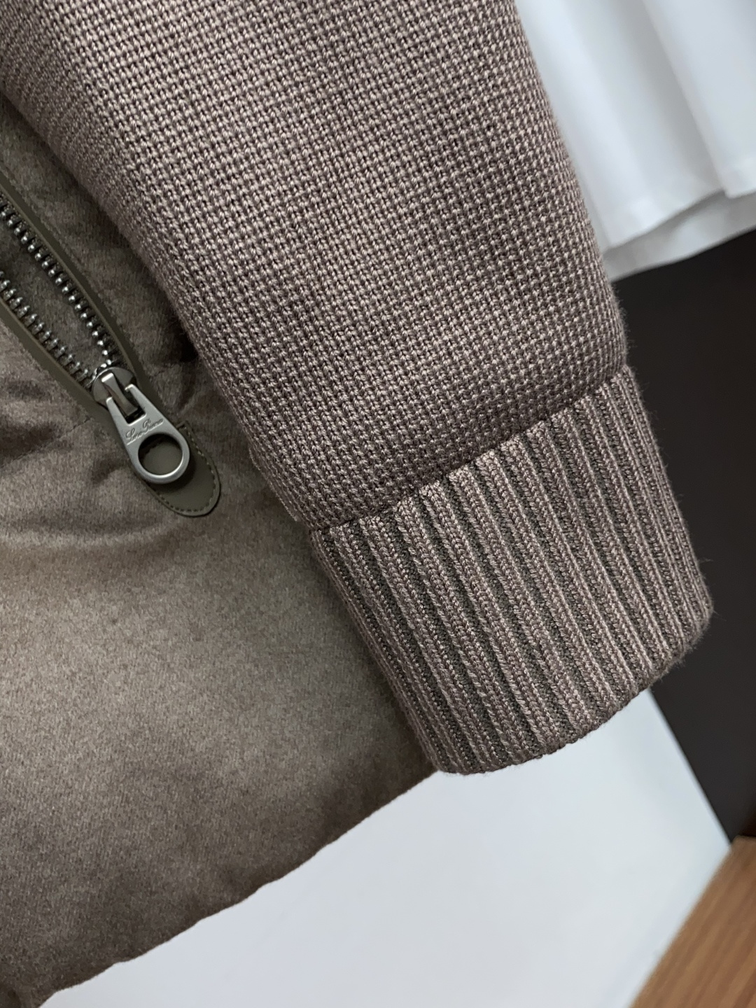 Loro Piana 诺悠翩雅 26ss最新品 针织拼接商务鹅绒羽绒服外套,设计帅气有型!百搭必备单品,时尚潮牌, 轻松 Loro Piana 诺悠翩雅 26ss最新品 针织拼接商务鹅绒羽绒服外套,设计帅气有型!百搭必备单品,时尚潮牌, 轻松