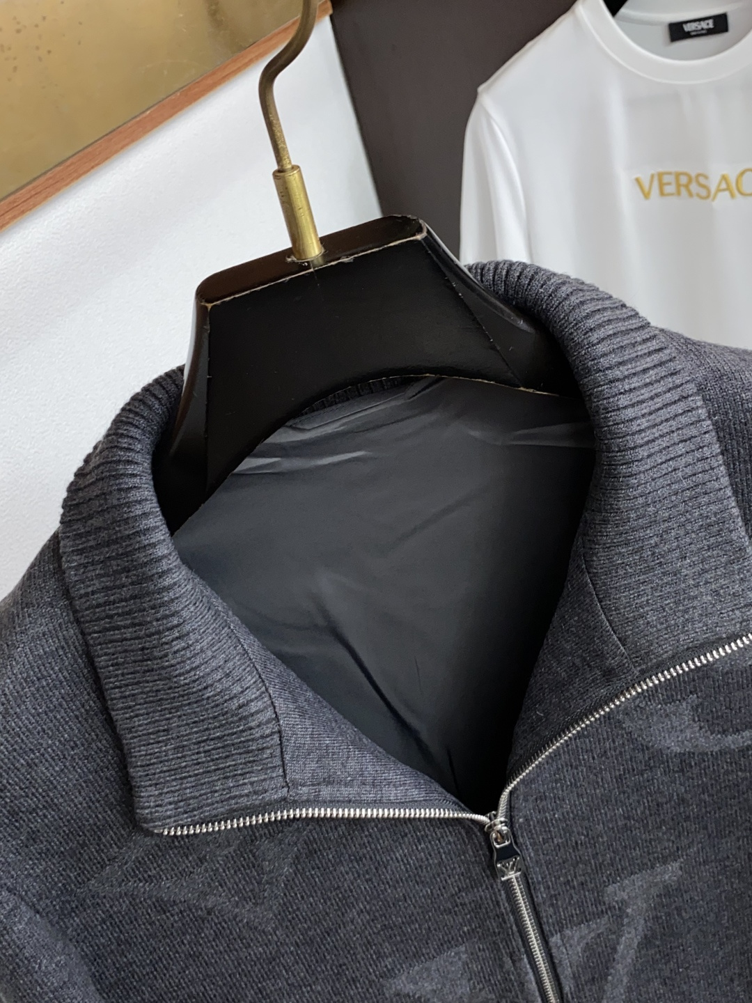 1v 路易威登 26ss最新品针织夹克外套,设计帅气有型!百搭必备单品,时尚潮牌, 轻松营造酷帅氛围感 ,高级感满满,在 1v 路易威登 26ss最新品针织夹克外套,设计帅气有型!百搭必备单品,时尚潮牌, 轻松营造酷帅氛围感 ,高级感满满,在