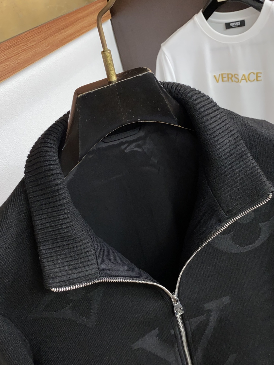 1v 路易威登 26ss最新品针织夹克外套,设计帅气有型!百搭必备单品,时尚潮牌, 轻松营造酷帅氛围感 ,高级感满满,在 1v 路易威登 26ss最新品针织夹克外套,设计帅气有型!百搭必备单品,时尚潮牌, 轻松营造酷帅氛围感 ,高级感满满,在