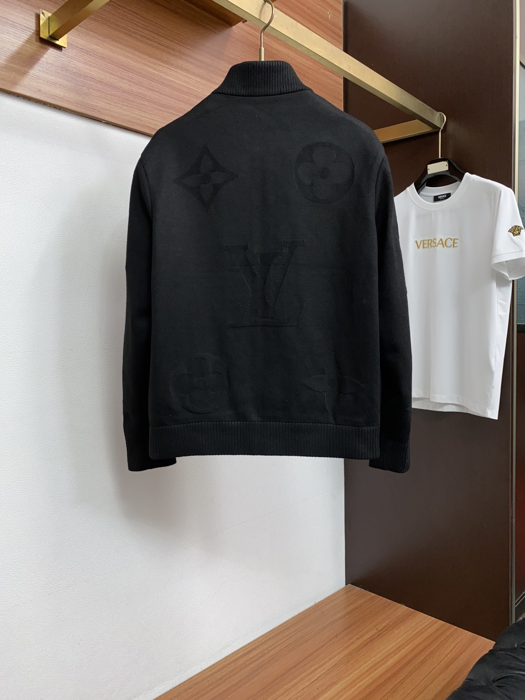 1v 路易威登 26ss最新品针织夹克外套,设计帅气有型!百搭必备单品,时尚潮牌, 轻松营造酷帅氛围感 ,高级感满满,在 1v 路易威登 26ss最新品针织夹克外套,设计帅气有型!百搭必备单品,时尚潮牌, 轻松营造酷帅氛围感 ,高级感满满,在