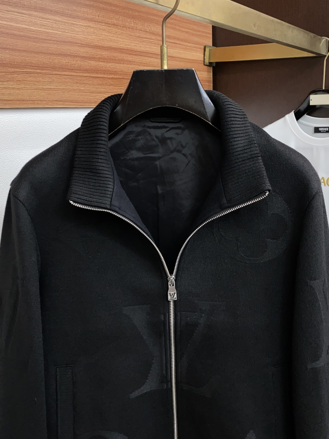 1v 路易威登 26ss最新品针织夹克外套,设计帅气有型!百搭必备单品,时尚潮牌, 轻松营造酷帅氛围感 ,高级感满满,在 1v 路易威登 26ss最新品针织夹克外套,设计帅气有型!百搭必备单品,时尚潮牌, 轻松营造酷帅氛围感 ,高级感满满,在