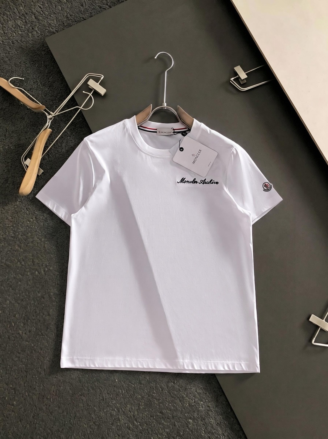 moncle* 正码正拍修身版型M-XXXL 顶级黑白双色顶级万针线绣字母刺绣打造圆领短袖，定制80支醋酸丝精致工艺专柜