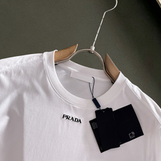 PRAD* 正码正拍修身版型M-XXXL 顶级黑白双色顶级万针线绣字母刺绣打造圆领短袖,定制80支醋酸丝精致工艺专柜面料 PRAD* 正码正拍修身版型M-XXXL 顶级黑白双色顶级万针线绣字母刺绣打造圆领短袖,定制80支醋酸丝精致工艺专柜面料
