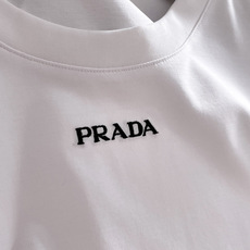 PRAD* 正码正拍修身版型M-XXXL 顶级黑白双色顶级万针线绣字母刺绣打造圆领短袖,定制80支醋酸丝精致工艺专柜面料 PRAD* 正码正拍修身版型M-XXXL 顶级黑白双色顶级万针线绣字母刺绣打造圆领短袖,定制80支醋酸丝精致工艺专柜面料