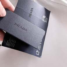 PRAD* 正码正拍修身版型M-XXXL 顶级黑白双色顶级万针线绣字母刺绣打造圆领短袖,定制80支醋酸丝精致工艺专柜面料 PRAD* 正码正拍修身版型M-XXXL 顶级黑白双色顶级万针线绣字母刺绣打造圆领短袖,定制80支醋酸丝精致工艺专柜面料