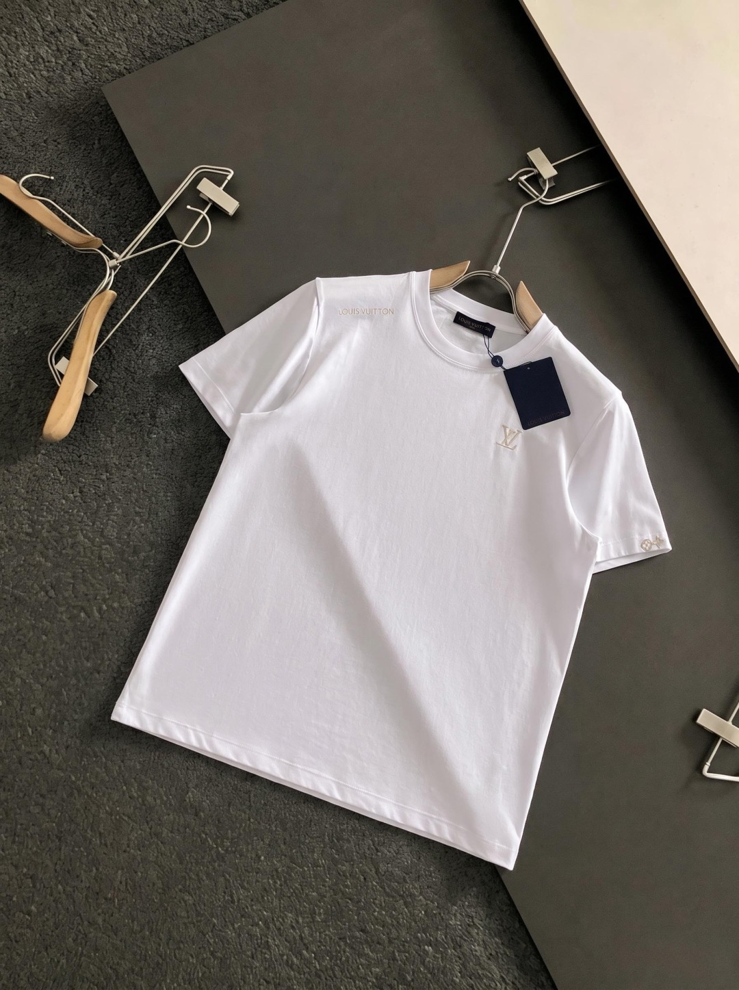 L*V 正码正拍修身版型M-XXXL 顶级黑白双色顶级万针线绣字母刺绣打造圆领短袖，双丝光芝麻纹棉100支精致工艺专柜面