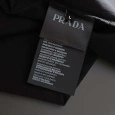 PRAD* 正码正拍修身版型M-XXXL 顶级黑白双色顶级万针线绣字母刺绣打造圆领短袖,双丝光芝麻纹棉100支精致工艺专 PRAD* 正码正拍修身版型M-XXXL 顶级黑白双色顶级万针线绣字母刺绣打造圆领短袖,双丝光芝麻纹棉100支精致工艺专
