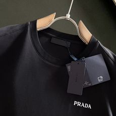 PRAD* 正码正拍修身版型M-XXXL 顶级黑白双色顶级万针线绣字母刺绣打造圆领短袖,双丝光芝麻纹棉100支精致工艺专 PRAD* 正码正拍修身版型M-XXXL 顶级黑白双色顶级万针线绣字母刺绣打造圆领短袖,双丝光芝麻纹棉100支精致工艺专