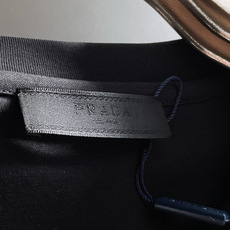 PRAD* 正码正拍修身版型M-XXXL 顶级黑白双色顶级万针线绣字母刺绣打造圆领短袖,双丝光芝麻纹棉100支精致工艺专 PRAD* 正码正拍修身版型M-XXXL 顶级黑白双色顶级万针线绣字母刺绣打造圆领短袖,双丝光芝麻纹棉100支精致工艺专