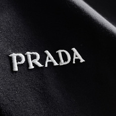PRAD* 正码正拍修身版型M-XXXL 顶级黑白双色顶级万针线绣字母刺绣打造圆领短袖,双丝光芝麻纹棉100支精致工艺专 PRAD* 正码正拍修身版型M-XXXL 顶级黑白双色顶级万针线绣字母刺绣打造圆领短袖,双丝光芝麻纹棉100支精致工艺专