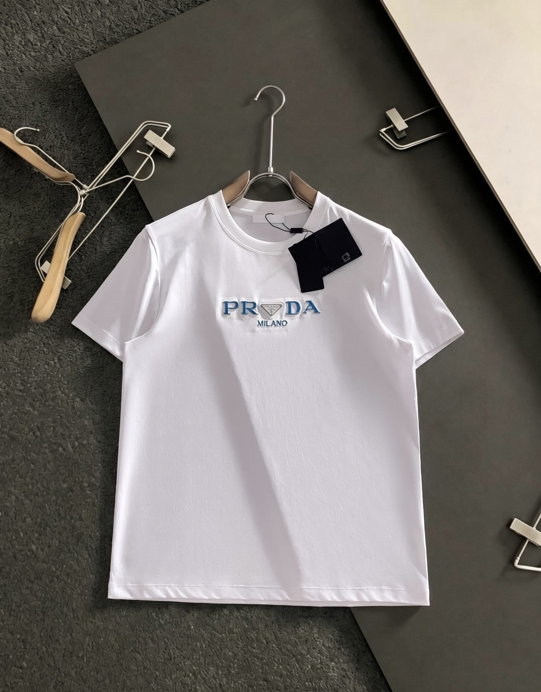 Prad*正码正拍修身版型M-XXXL 顶级黑白双色顶级万针线绣字母刺绣打造圆领短袖，双丝光芝麻纹棉100支精致工艺专柜