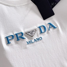 Prad*正码正拍修身版型M-XXXL 顶级黑白双色顶级万针线绣字母刺绣打造圆领短袖,双丝光芝麻纹棉100支精致工艺专柜 Prad*正码正拍修身版型M-XXXL 顶级黑白双色顶级万针线绣字母刺绣打造圆领短袖,双丝光芝麻纹棉100支精致工艺专柜