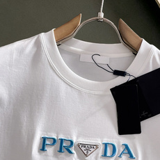 Prad*正码正拍修身版型M-XXXL 顶级黑白双色顶级万针线绣字母刺绣打造圆领短袖,双丝光芝麻纹棉100支精致工艺专柜 Prad*正码正拍修身版型M-XXXL 顶级黑白双色顶级万针线绣字母刺绣打造圆领短袖,双丝光芝麻纹棉100支精致工艺专柜