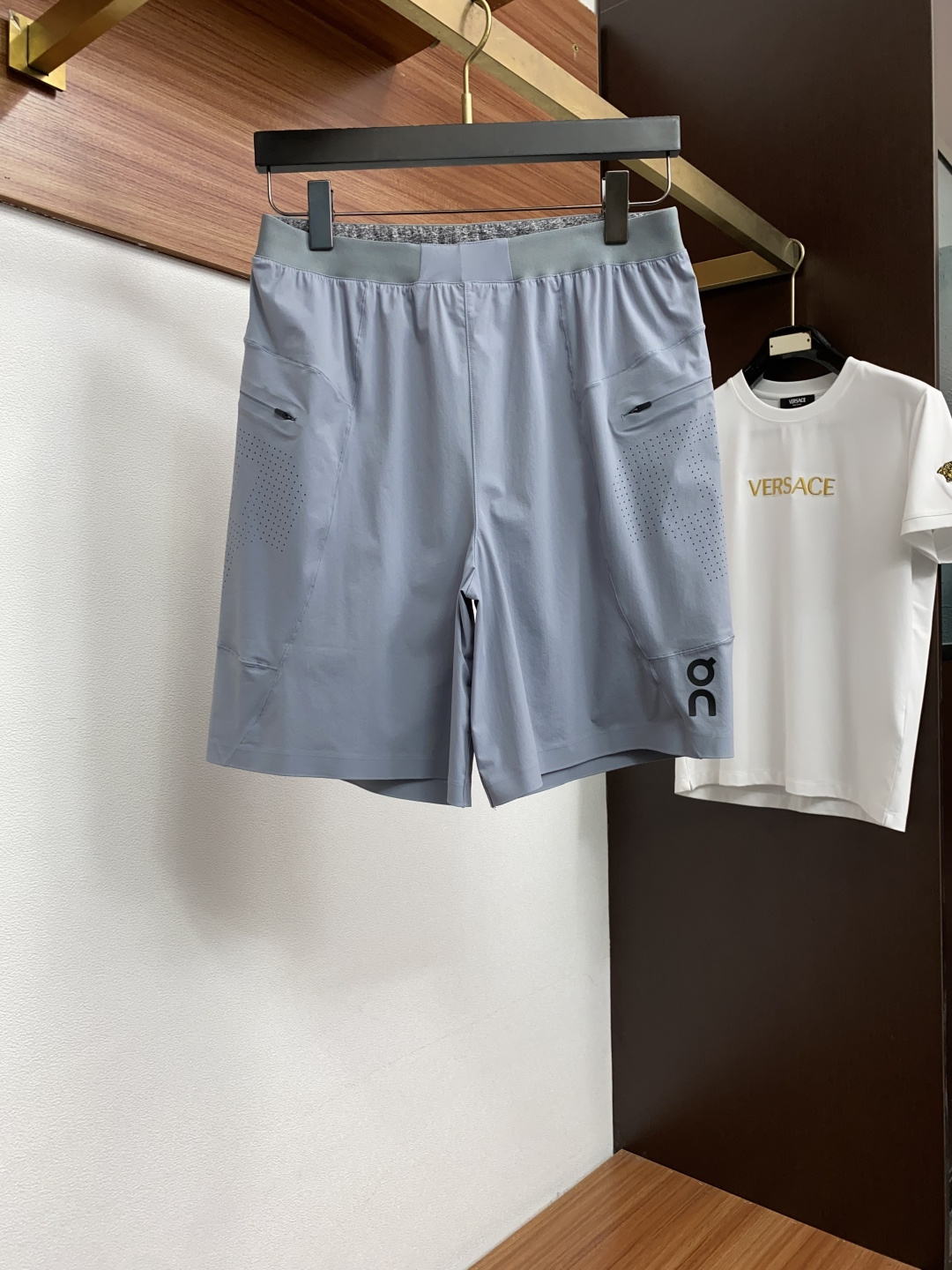 on 昂跑 2026新款速干短裤 这款大口袋工装设计短裤采用高密速干锦纶面料，触感轻薄顺滑，兼具良好的抗皱性与透气性，适