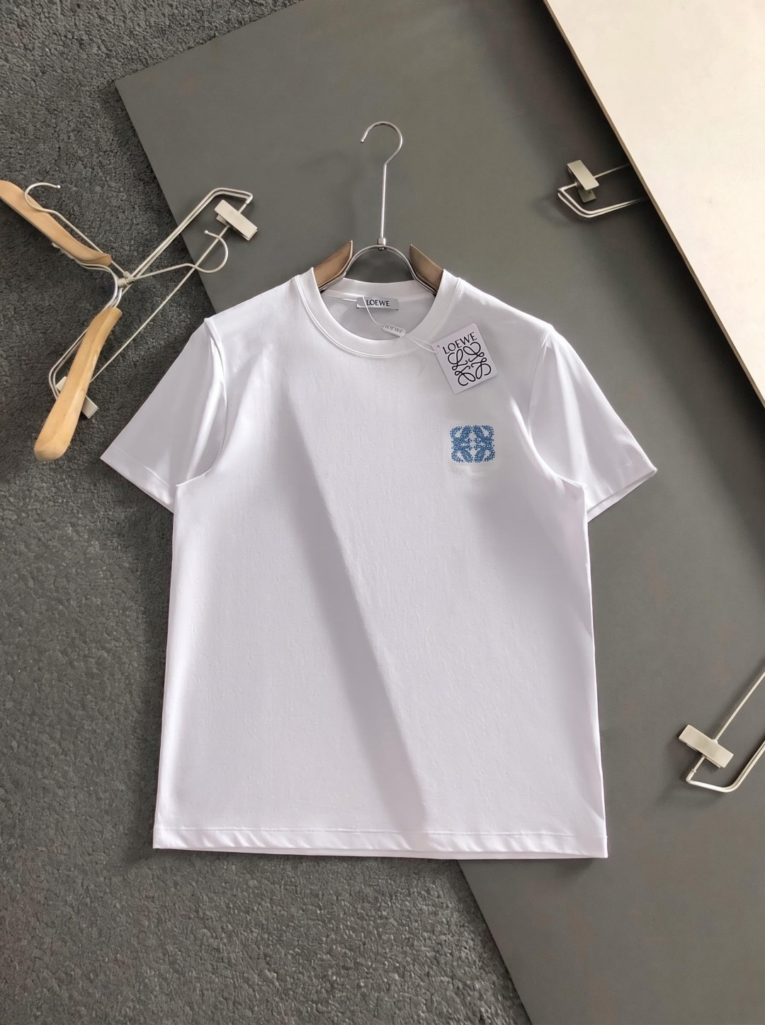 loew* 正码正拍修身版型M-XXXL 顶级黑白双色顶级万针线绣字母刺绣打造圆领短袖，双丝光芝麻纹棉100支精致工艺专