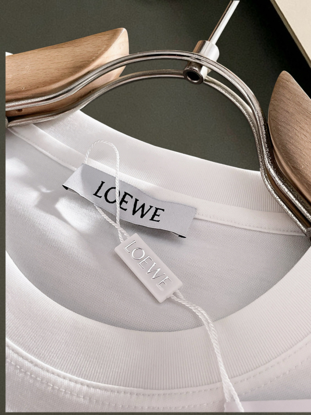 loew* 正码正拍修身版型M-XXXL 顶级黑白双色顶级万针线绣字母刺绣打造圆领短袖,双丝光芝麻纹棉100支精致工艺专 loew* 正码正拍修身版型M-XXXL 顶级黑白双色顶级万针线绣字母刺绣打造圆领短袖,双丝光芝麻纹棉100支精致工艺专