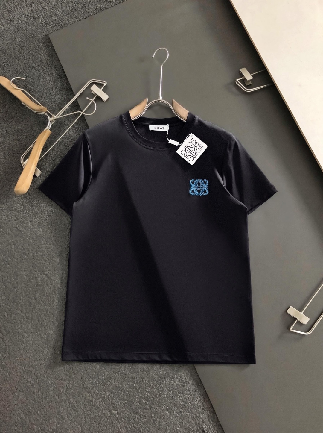 LOWE* 正码正拍修身版型M-XXXL 顶级黑白双色顶级万针线绣字母刺绣打造圆领短袖，双丝光芝麻纹棉100支精致工艺专