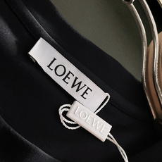 LOWE* 正码正拍修身版型M-XXXL 顶级黑白双色顶级万针线绣字母刺绣打造圆领短袖,双丝光芝麻纹棉100支精致工艺专 LOWE* 正码正拍修身版型M-XXXL 顶级黑白双色顶级万针线绣字母刺绣打造圆领短袖,双丝光芝麻纹棉100支精致工艺专