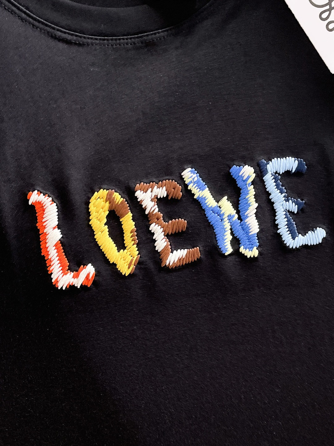 LOWE* 正码正拍修身版型M-XXXL 顶级黑白双色顶级万针线绣字母刺绣打造圆领短袖，双丝光芝麻纹棉100支精致工艺专