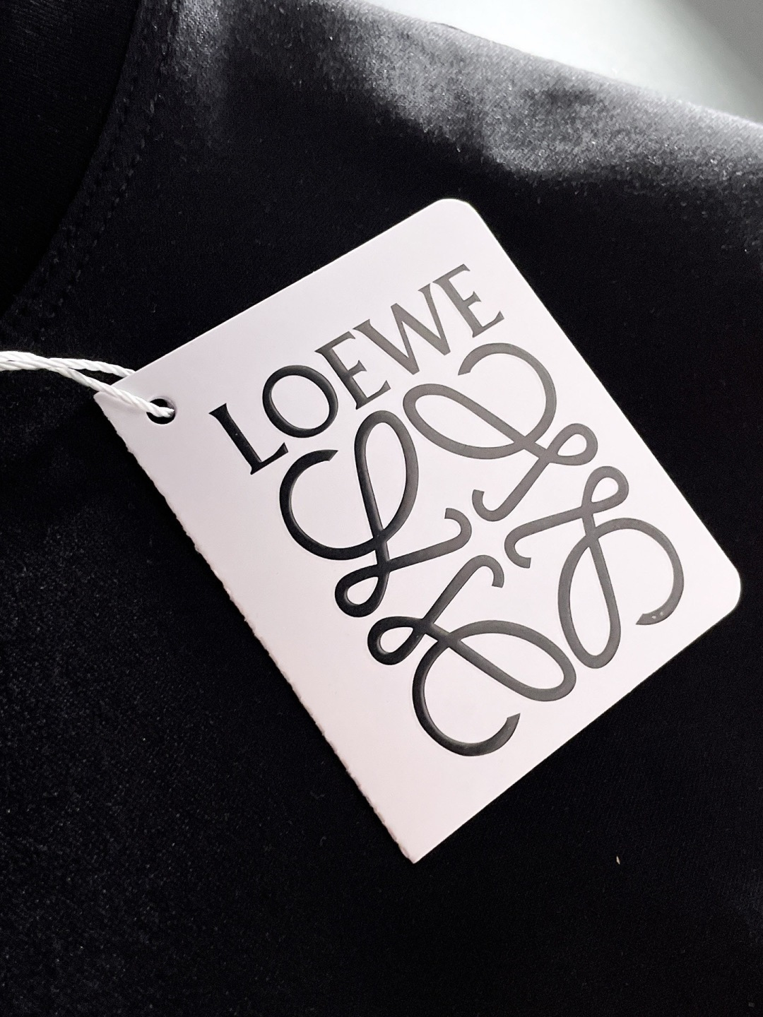 LOWE* 正码正拍修身版型M-XXXL 顶级黑白双色顶级万针线绣字母刺绣打造圆领短袖，双丝光芝麻纹棉100支精致工艺专