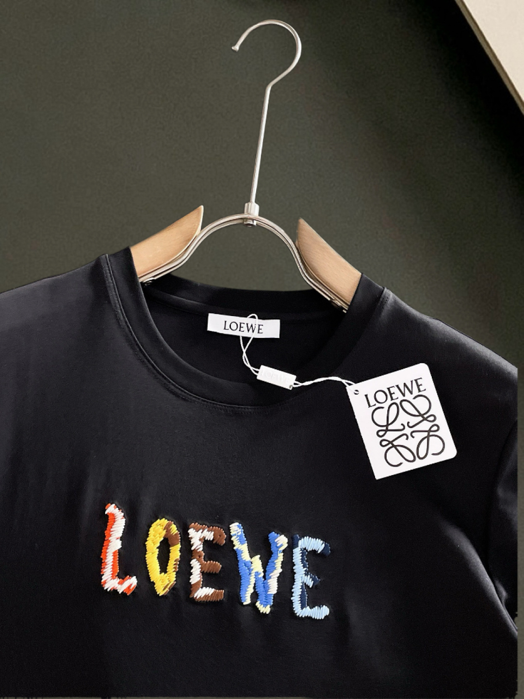 LOWE* 正码正拍修身版型M-XXXL 顶级黑白双色顶级万针线绣字母刺绣打造圆领短袖，双丝光芝麻纹棉100支精致工艺专