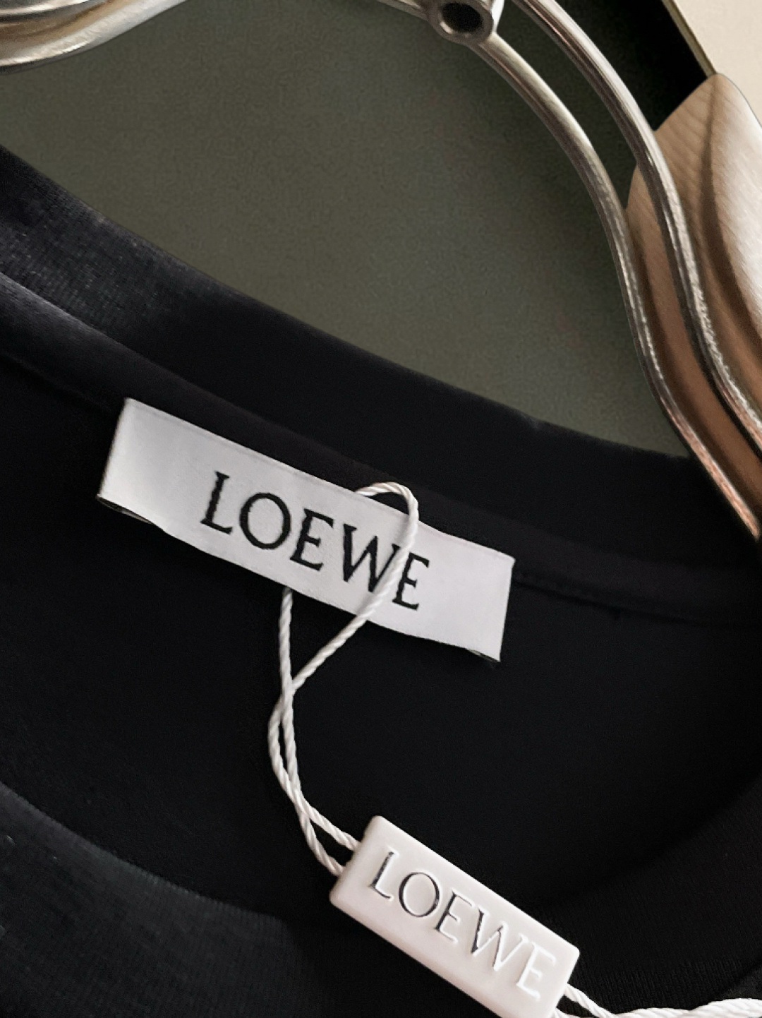 LOWE* 正码正拍修身版型M-XXXL 顶级黑白双色顶级万针线绣字母刺绣打造圆领短袖，双丝光芝麻纹棉100支精致工艺专