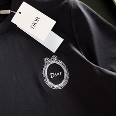 DIO*正码正拍修身版型M-XXXL 顶级黑白双色顶级万针线绣字母刺绣打造圆领短袖,双丝光芝麻纹棉100支精致工艺专柜面 DIO*正码正拍修身版型M-XXXL 顶级黑白双色顶级万针线绣字母刺绣打造圆领短袖,双丝光芝麻纹棉100支精致工艺专柜面