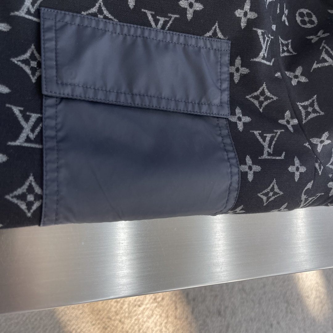 驴牌 26ss新款Monogram 图案双面绒面飞行员 夹克外套 男款 高版本。 码数:48.50.52.54. 驴牌 26ss新款Monogram 图案双面绒面飞行员 夹克外套 男款 高版本。 码数:48.50.52.54.