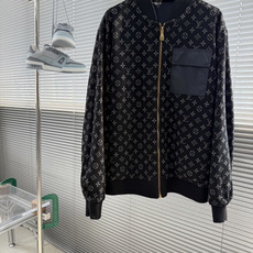 驴牌 26ss新款Monogram 图案双面绒面飞行员 夹克外套 男款 高版本。 码数:48.50.52.54. 驴牌 26ss新款Monogram 图案双面绒面飞行员 夹克外套 男款 高版本。 码数:48.50.52.54.