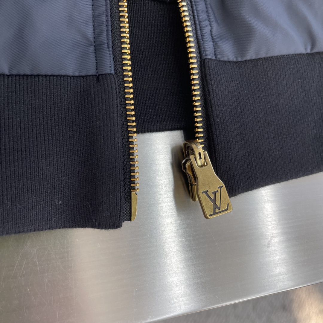 驴牌     26ss新款Monogram 图案双面绒面飞行员 夹克外套 男款 高版本。 码数：48.50.52.54.