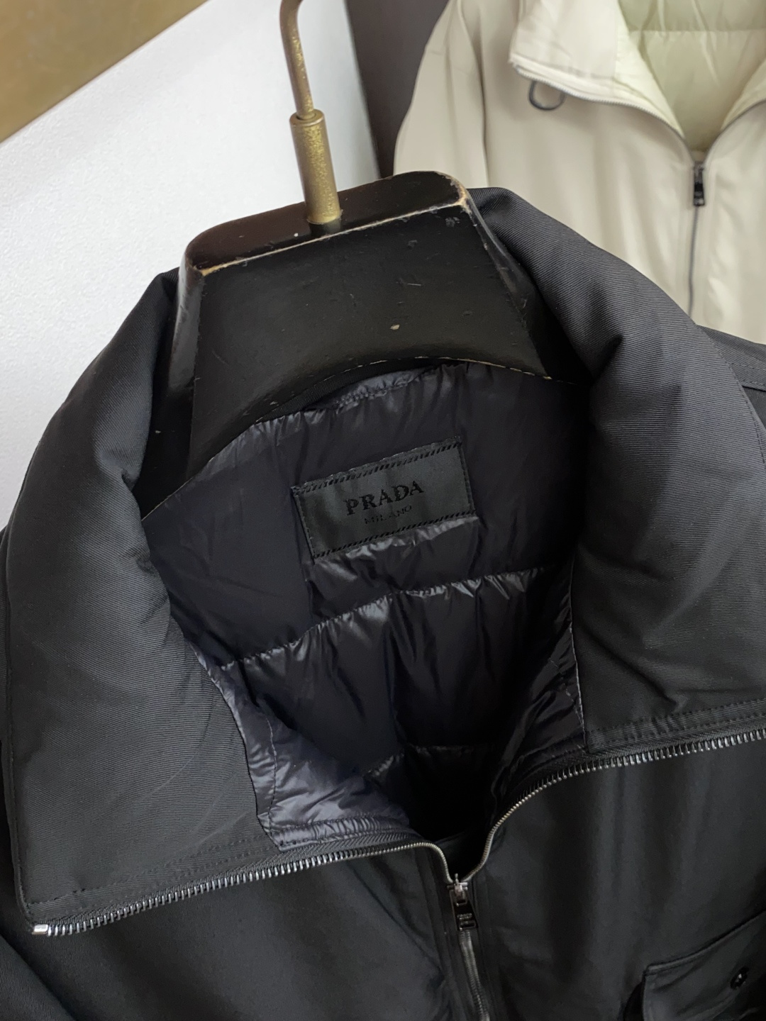 普拉达 2026秋冬新款🆕飞行羽绒服原版1:1订制五金配件全进口原版定制 欢迎专柜对比 绝对的高品质 采用顶级95白鸭绒 普拉达 2026秋冬新款🆕飞行羽绒服原版1:1订制五金配件全进口原版定制 欢迎专柜对比 绝对的高品质 采用顶级95白鸭绒