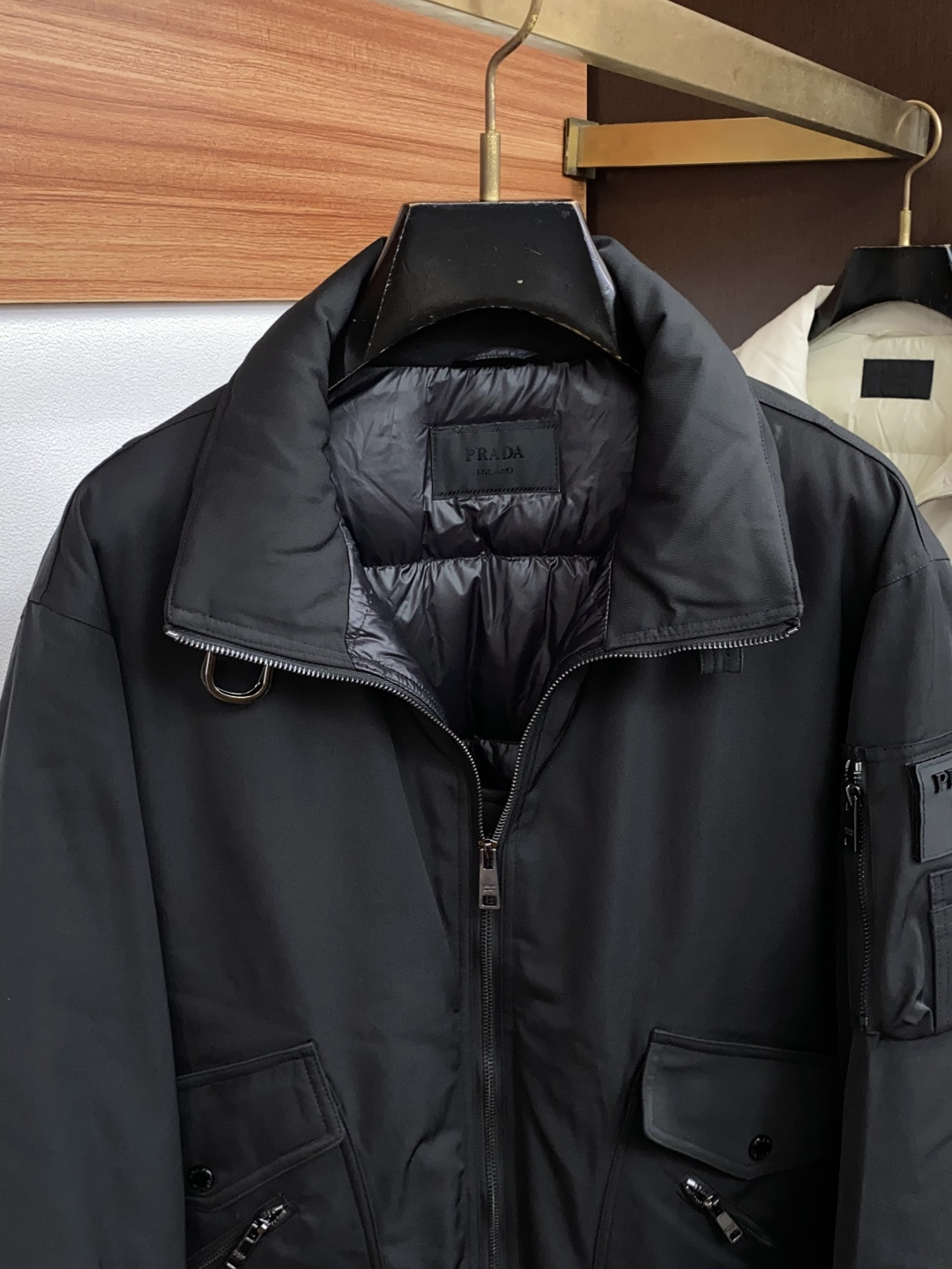 普拉达 2026秋冬新款🆕飞行羽绒服原版1:1订制五金配件全进口原版定制 欢迎专柜对比 绝对的高品质 采用顶级95白鸭绒 普拉达 2026秋冬新款🆕飞行羽绒服原版1:1订制五金配件全进口原版定制 欢迎专柜对比 绝对的高品质 采用顶级95白鸭绒