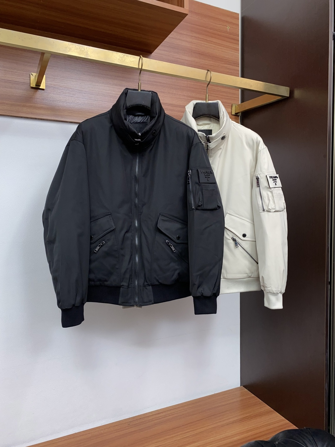 普拉达 2026秋冬新款🆕飞行羽绒服原版1:1订制五金配件全进口原版定制 欢迎专柜对比 绝对的高品质 采用顶级95白鸭绒 普拉达 2026秋冬新款🆕飞行羽绒服原版1:1订制五金配件全进口原版定制 欢迎专柜对比 绝对的高品质 采用顶级95白鸭绒