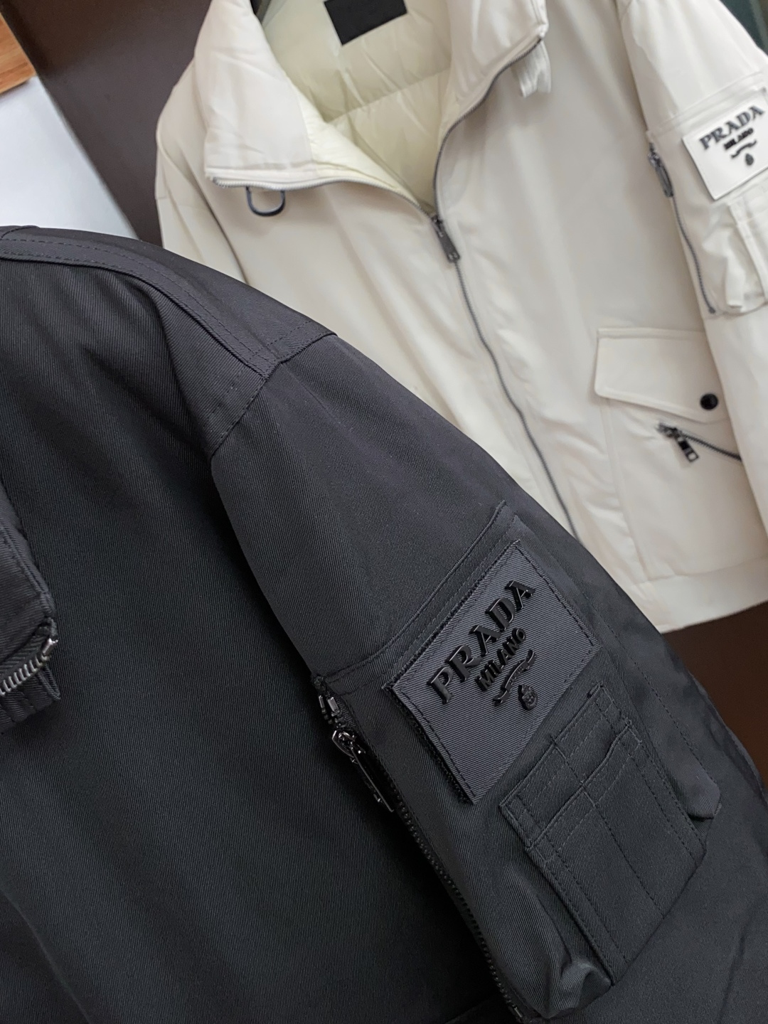 普拉达 2026秋冬新款🆕飞行羽绒服原版1:1订制五金配件全进口原版定制 欢迎专柜对比 绝对的高品质 采用顶级95白鸭绒 普拉达 2026秋冬新款🆕飞行羽绒服原版1:1订制五金配件全进口原版定制 欢迎专柜对比 绝对的高品质 采用顶级95白鸭绒