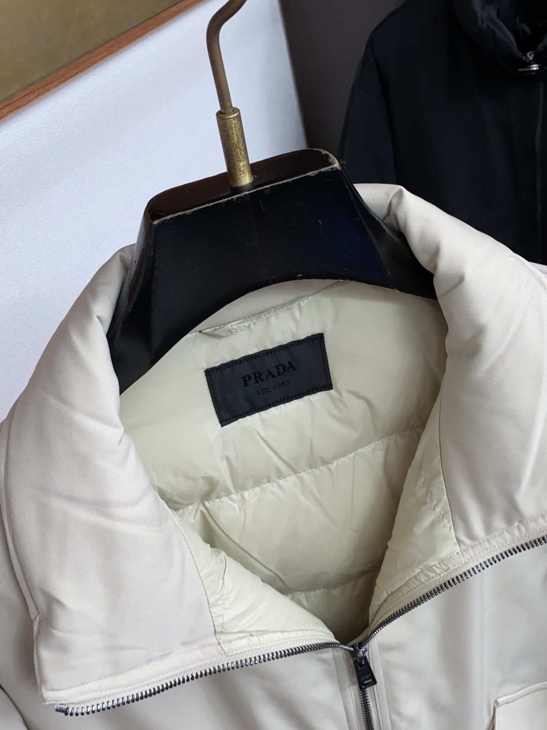 普拉达 2026秋冬新款🆕飞行羽绒服原版1:1订制五金配件全进口原版定制 欢迎专柜对比 绝对的高品质 采用顶级95白鸭绒 普拉达 2026秋冬新款🆕飞行羽绒服原版1:1订制五金配件全进口原版定制 欢迎专柜对比 绝对的高品质 采用顶级95白鸭绒