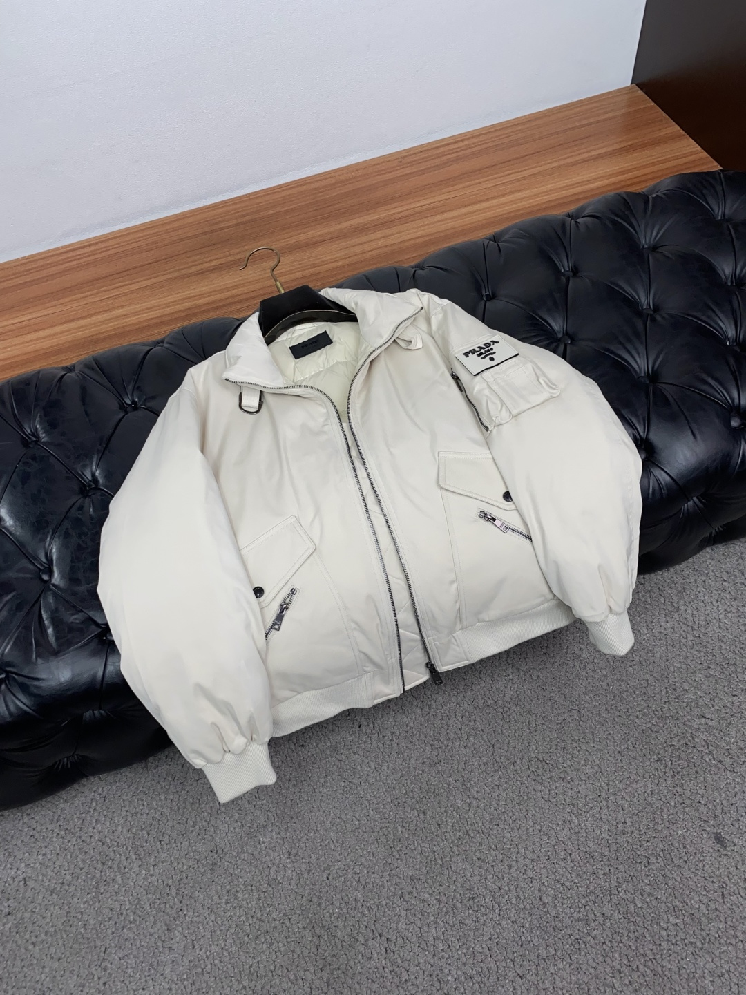 普拉达 2026秋冬新款🆕飞行羽绒服原版1:1订制五金配件全进口原版定制 欢迎专柜对比 绝对的高品质 采用顶级95白鸭绒 普拉达 2026秋冬新款🆕飞行羽绒服原版1:1订制五金配件全进口原版定制 欢迎专柜对比 绝对的高品质 采用顶级95白鸭绒