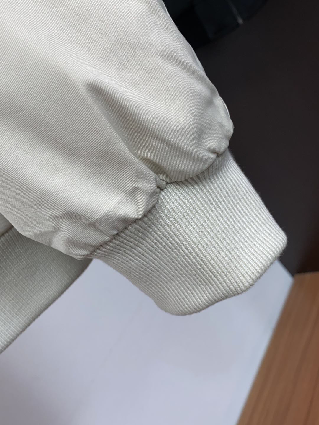 普拉达 2026秋冬新款🆕飞行羽绒服原版1:1订制五金配件全进口原版定制 欢迎专柜对比 绝对的高品质 采用顶级95白鸭绒 普拉达 2026秋冬新款🆕飞行羽绒服原版1:1订制五金配件全进口原版定制 欢迎专柜对比 绝对的高品质 采用顶级95白鸭绒