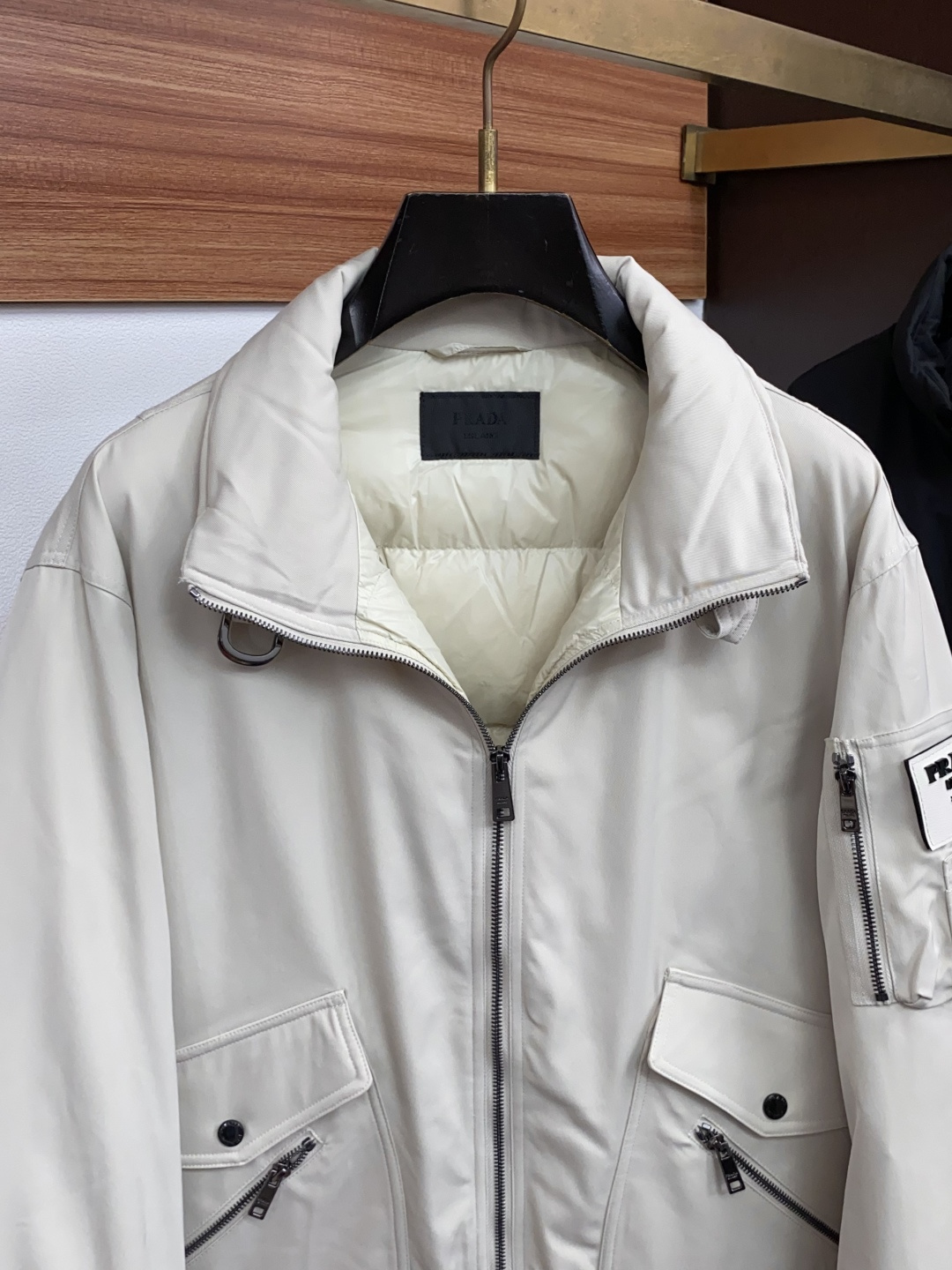 普拉达 2026秋冬新款🆕飞行羽绒服原版1:1订制五金配件全进口原版定制 欢迎专柜对比 绝对的高品质 采用顶级95白鸭绒 普拉达 2026秋冬新款🆕飞行羽绒服原版1:1订制五金配件全进口原版定制 欢迎专柜对比 绝对的高品质 采用顶级95白鸭绒