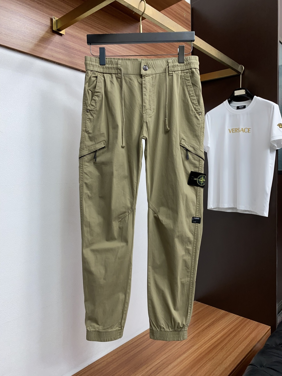 石头岛 28-38 最新款秋冬纯棉休闲裤最新款上身版型无敌正！工装多口袋版型 绝对可以闭眼收的一款 此款裤子非常百搭，弹