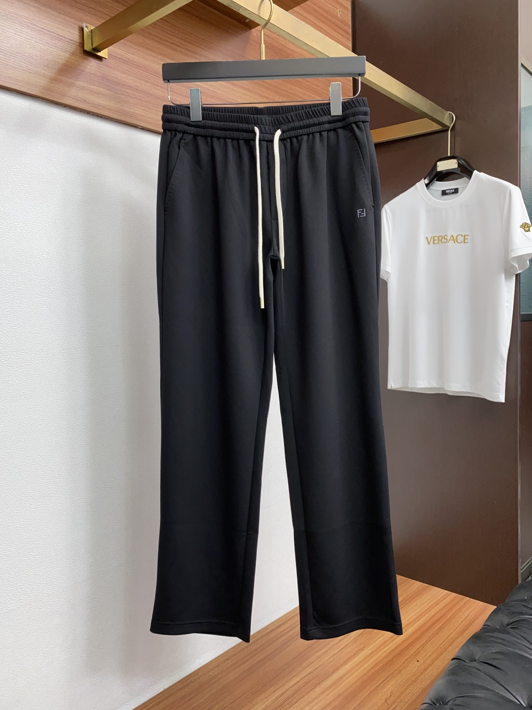 芬迪 M-4xL 最新款秋冬纯棉休闲裤最新款上身版型无敌正！阔腿老钱风版型 绝对可以闭眼收的一款 此款裤子非常百搭，弹力