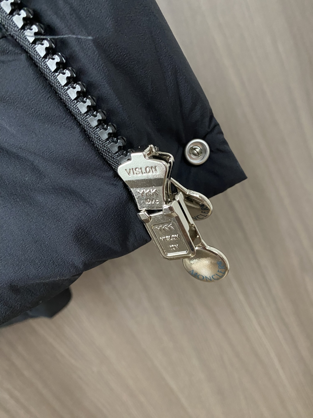 蒙口 2026秋冬新款🆕马甲 羽绒服原版1:1订制五金配件全进口原版定制 欢迎专柜对比 绝对的高品质 采用顶级鹅绒 超柔