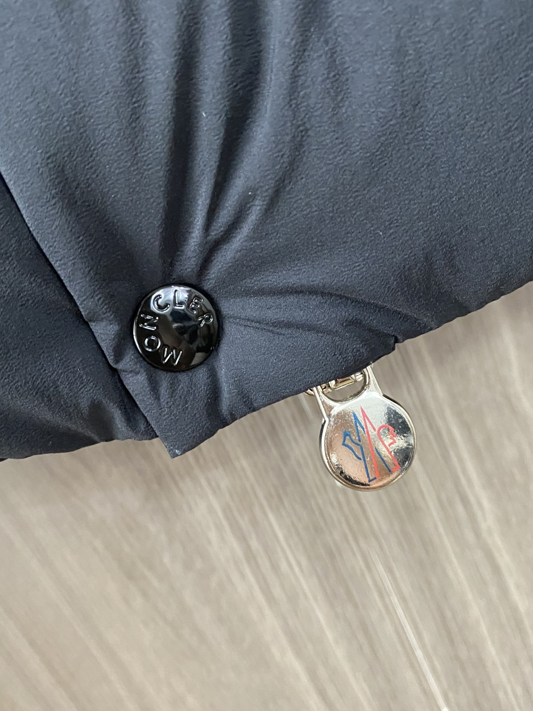 蒙口 2026秋冬新款🆕马甲 羽绒服原版1:1订制五金配件全进口原版定制 欢迎专柜对比 绝对的高品质 采用顶级鹅绒 超柔