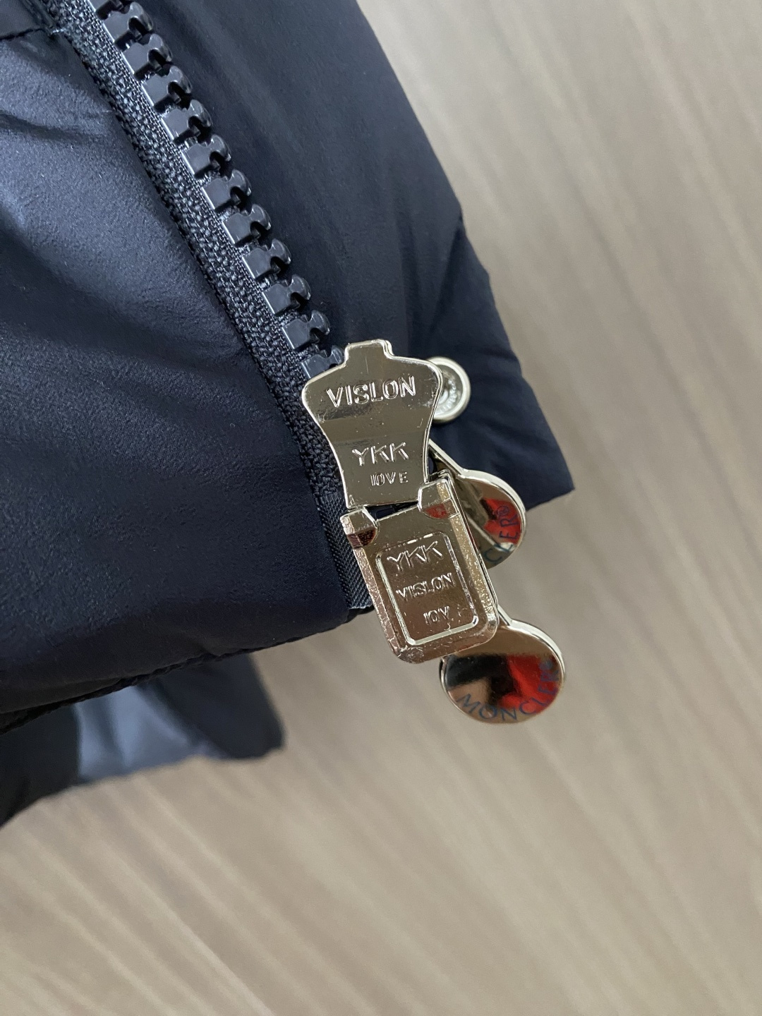 蒙口 2026秋冬新款🆕马甲 羽绒服原版1:1订制五金配件全进口原版定制 欢迎专柜对比 绝对的高品质 采用顶级鹅绒 超柔