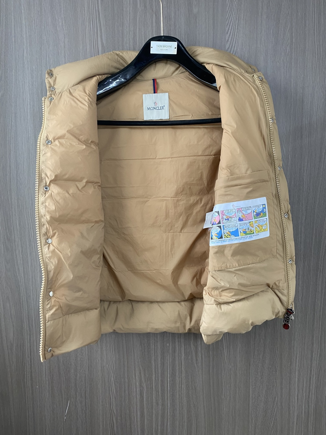 蒙口 2026秋冬新款🆕马甲 羽绒服原版1:1订制五金配件全进口原版定制 欢迎专柜对比 绝对的高品质 采用顶级鹅绒 超柔